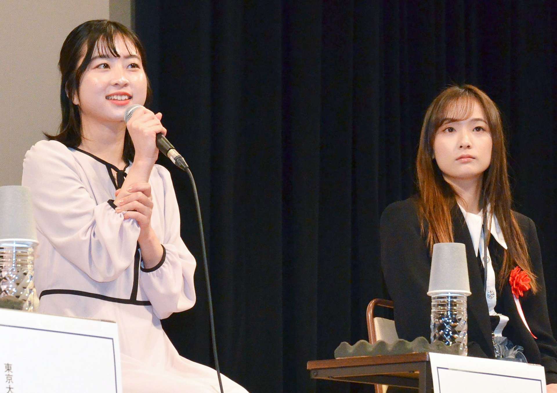 大学進学時の苦労を語る登壇者＝２月２０日、鹿児島市の宝山ホール