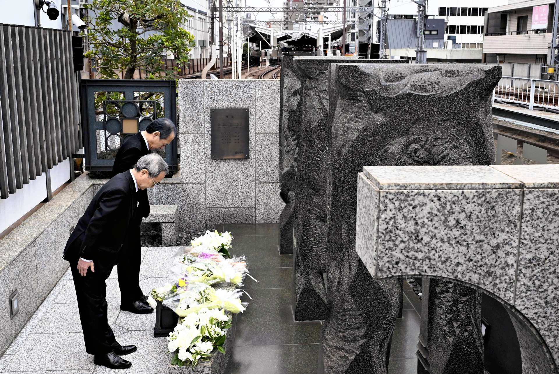 地下鉄日比谷線の列車脱線衝突事故の発生から２５年となり、慰霊碑で黙とうする東京メトロの山村明義社長（手前）と川澄俊文会長＝８日午前９時１分、東京都目黒区（代表撮影）