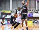 第１クオーター、ゴール下に攻め込むレブナイズのエニス＝福島県営あづま総合体育館（©B.LEAGUE）