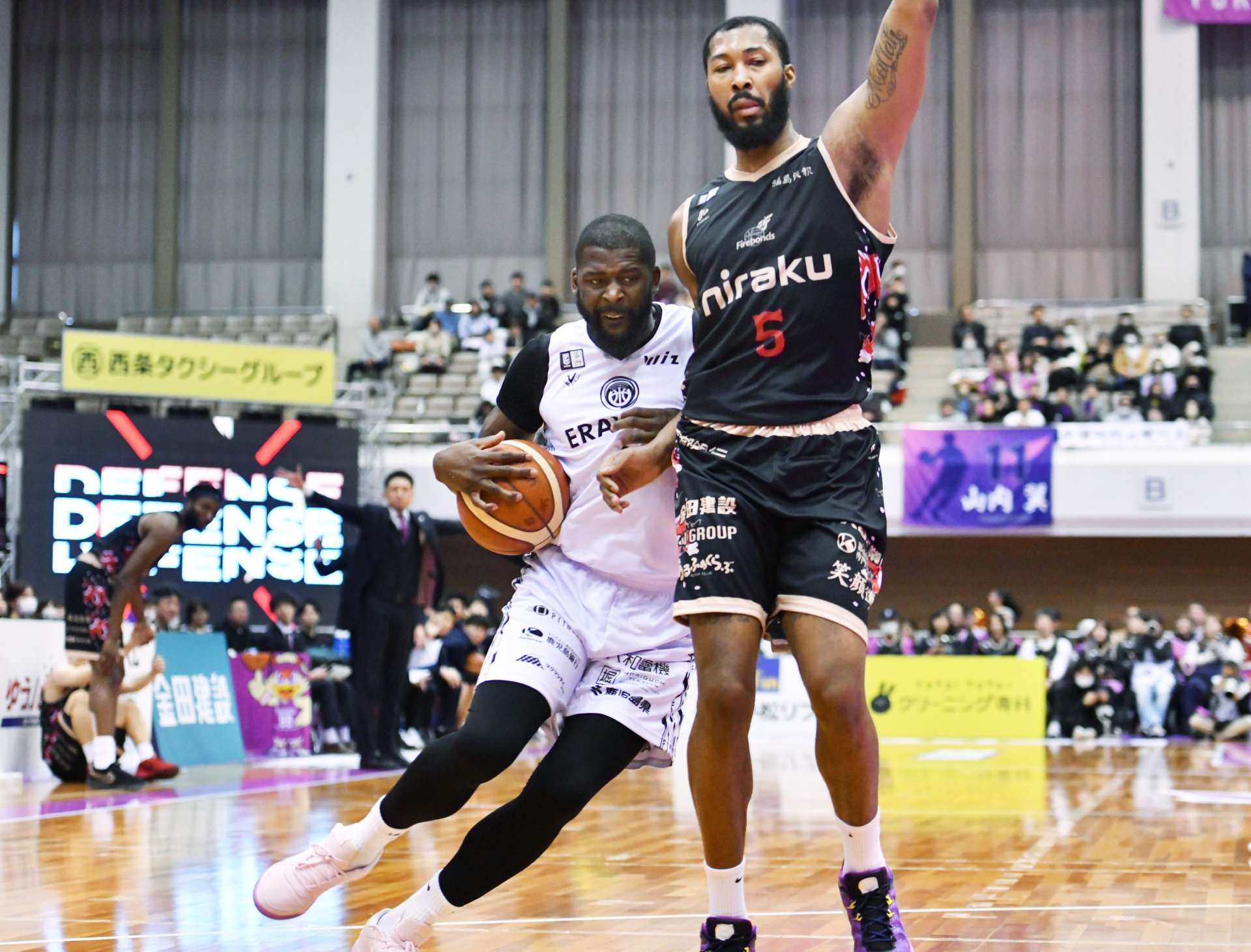 第１クオーター、ゴール下に攻め込むレブナイズのエニス＝福島県営あづま総合体育館（©B.LEAGUE）