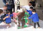子どもたちと一緒にアートを楽しむテヘレル・ポーターさん（右奥）＝指宿市の今林整形外科病院