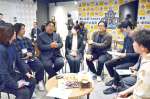 若者が働きたくなるアイデアを学生らと語る西利実社長（左から３人目）＝７日、鹿児島市のマークメイザン