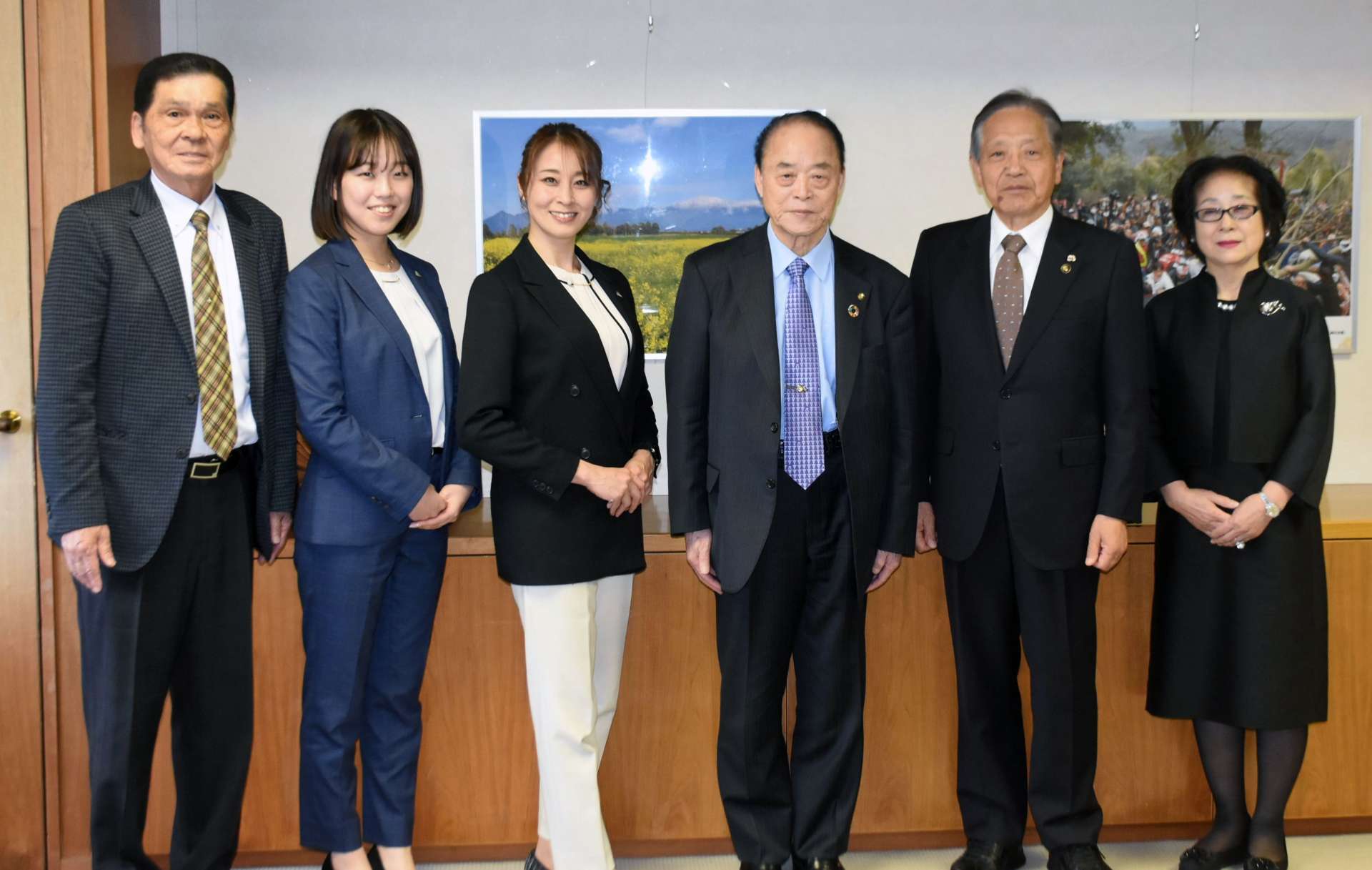 日本プロボウリング協会女子開幕戦をＰＲする関係者ら＝１０日、鹿屋市役所