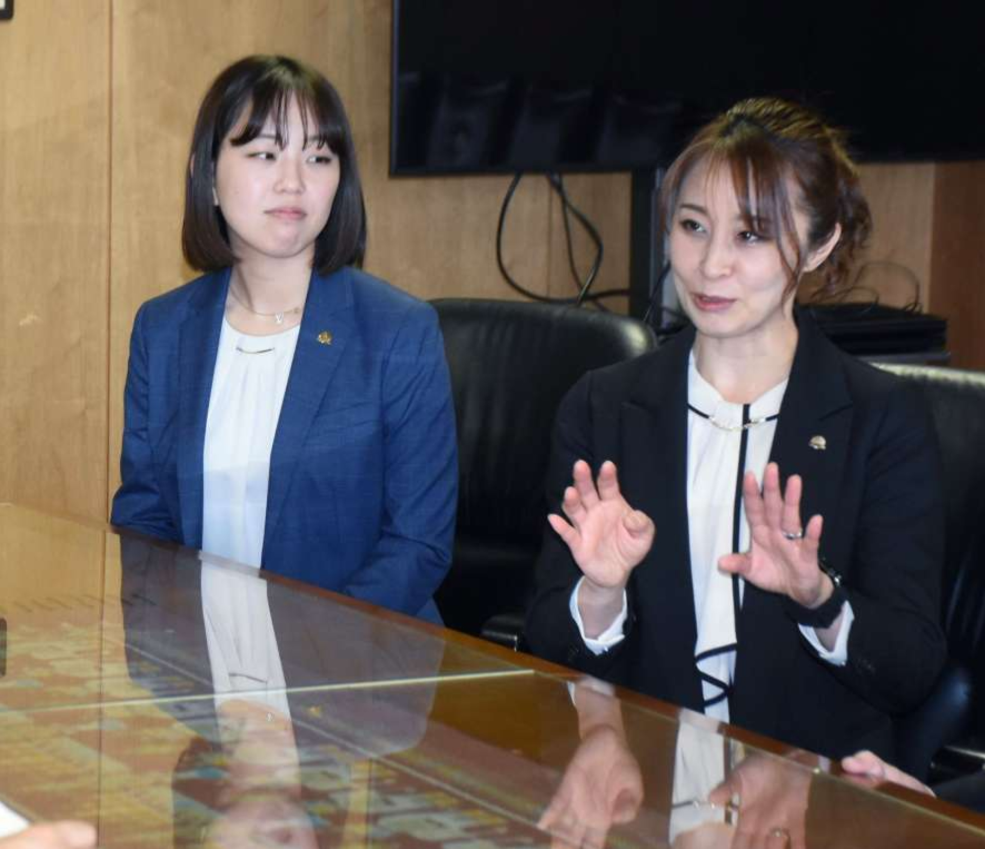 女子プロボウリングの魅力を中西茂市長にＰＲする姫路麗選手（右）＝１０日、鹿屋市役所