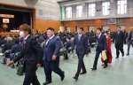 職員らに見送られ退場する卒業生＝１０日、日置市の鹿児島県立農業大学校