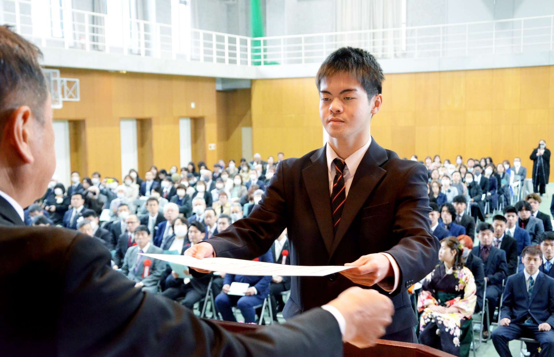 卒業証書を受け取る学生＝１０日、日置市の鹿児島県立農業大学校
