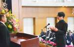 卒業生を代表しあいさつする長島涼太さん（右）＝１０日、日置市の鹿児島県立農業大学校