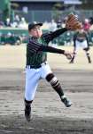 決勝で力投する鷹巣のエース浜島大＝知覧平和公園