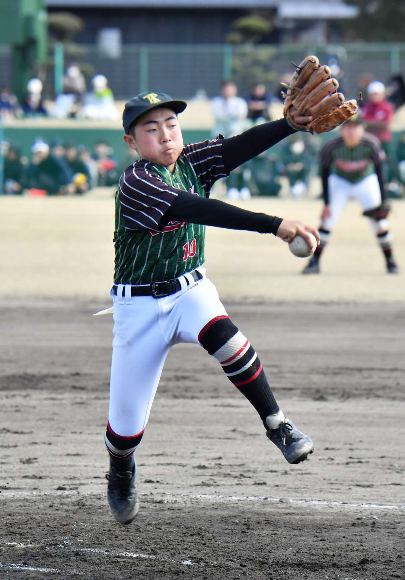 決勝で力投する鷹巣のエース浜島大＝知覧平和公園