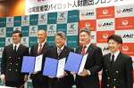 地域密着型パイロット人財創出プログラム１期生としてＪＡＣに入社した奥紘輔さん（右）と立山陸さん（左）＝１０日、鹿児島市の鹿児島大稲盛記念館
