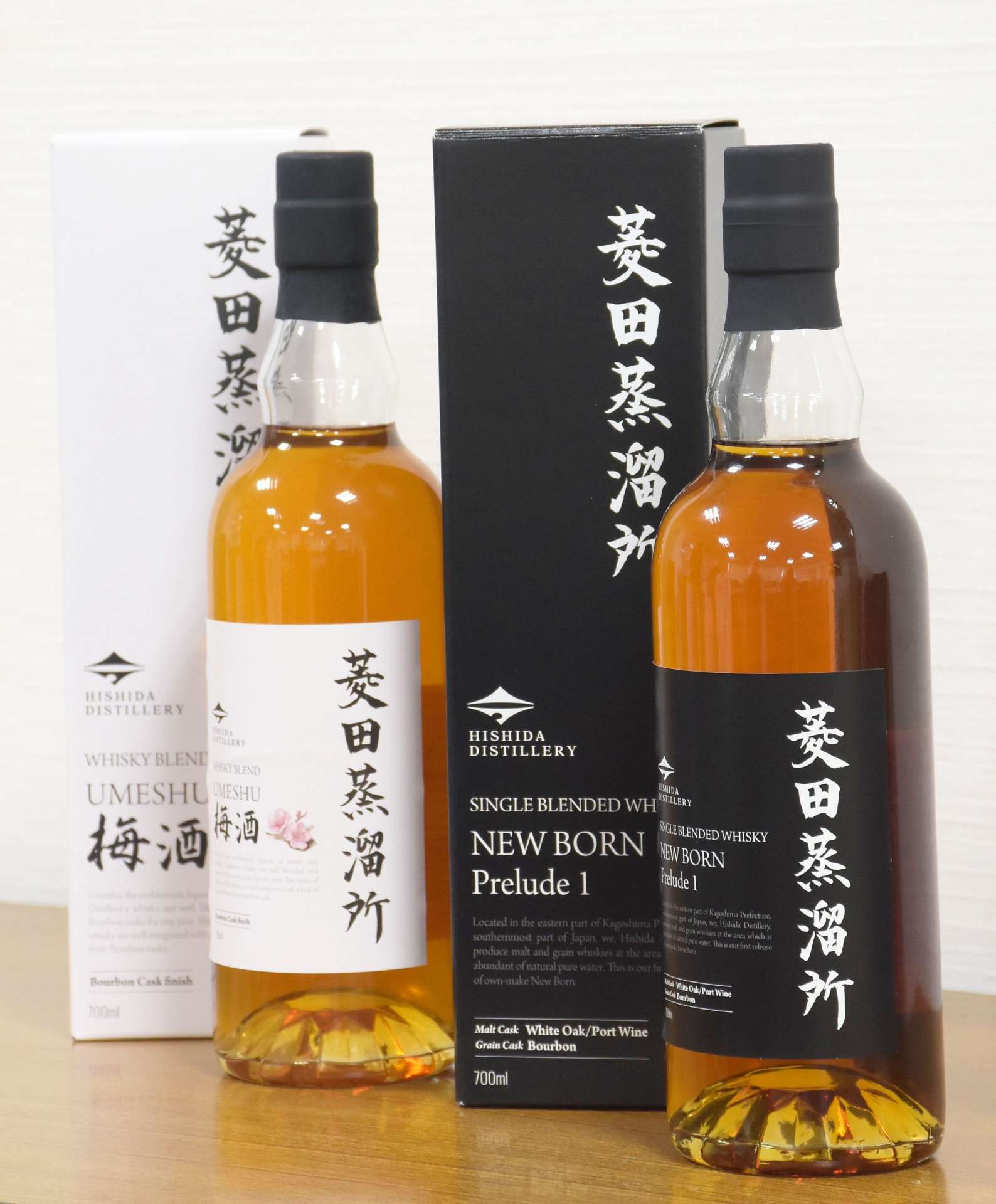 菱田蒸溜所が発売するウイスキー（右）と梅酒