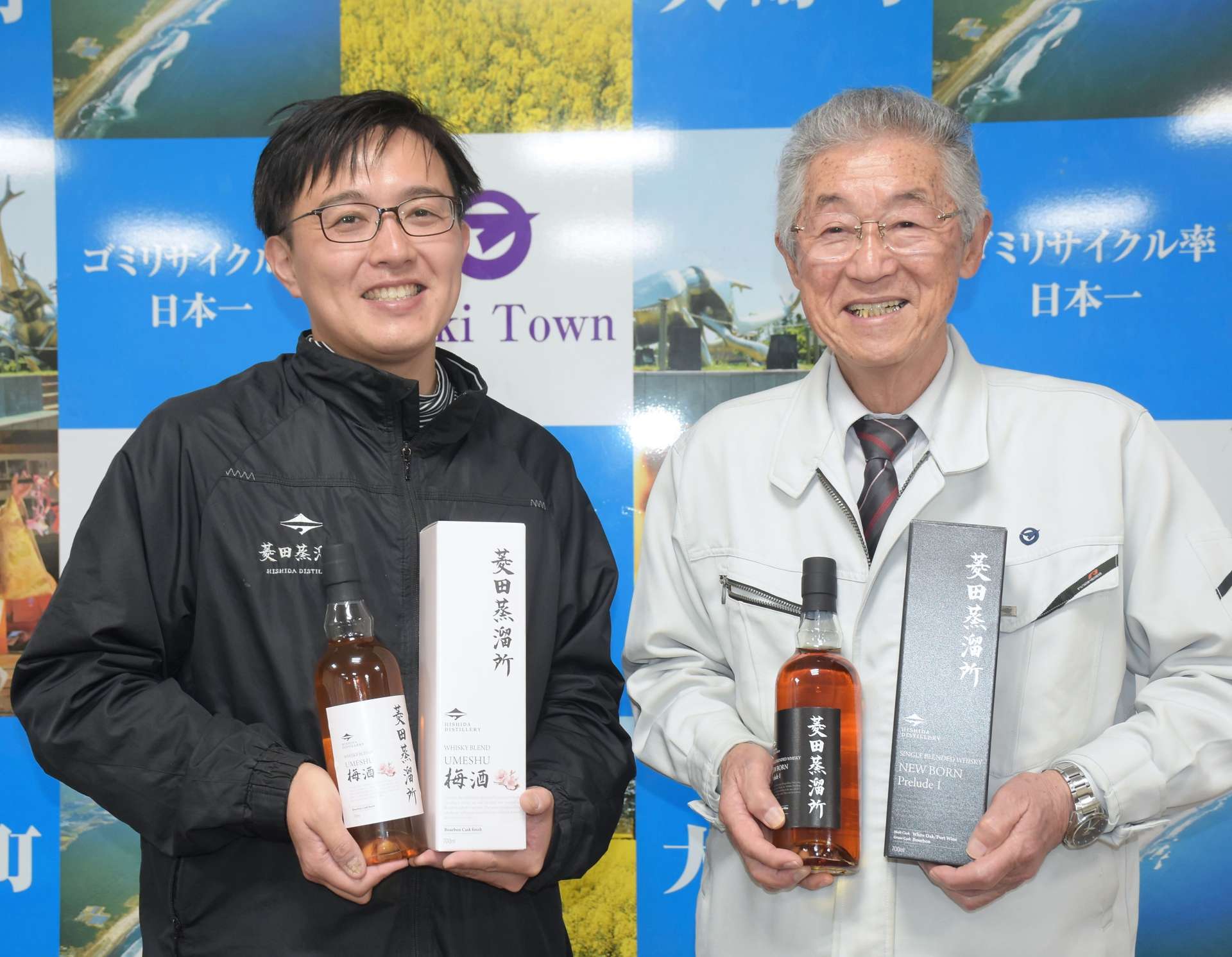ウイスキーの完成を東靖弘町長に報告する高屋総一郎さん（左）＝大崎町役場