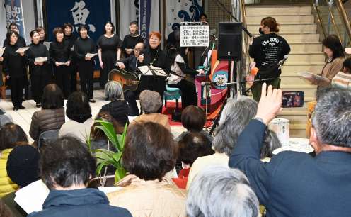 〈関連〉ストリートピアノの音色に合わせて歌う参加者ら＝１１日午後、鹿児島市中央町
