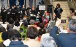 〈関連〉ストリートピアノの音色に合わせて歌う参加者ら＝１１日午後、鹿児島市中央町