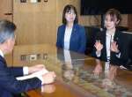 女子プロボウリングの魅力を中西茂市長にＰＲする姫路麗選手（右）＝１０日、鹿屋市役所