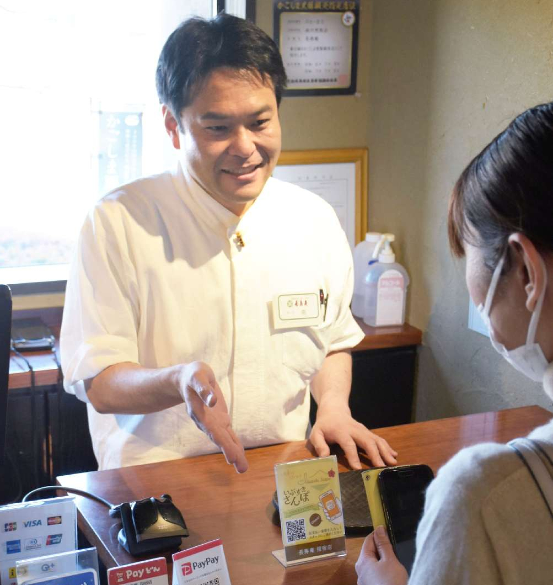 いぶすきさんぽについて説明する飲食店の関係者＝指宿市十二町