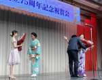 花束を受け取る白鳥バレエの白鳥見なみ主宰（右端）と白鳥五十鈴団長（左から２人目）＝９日、鹿児島市の城山ホテル鹿児島