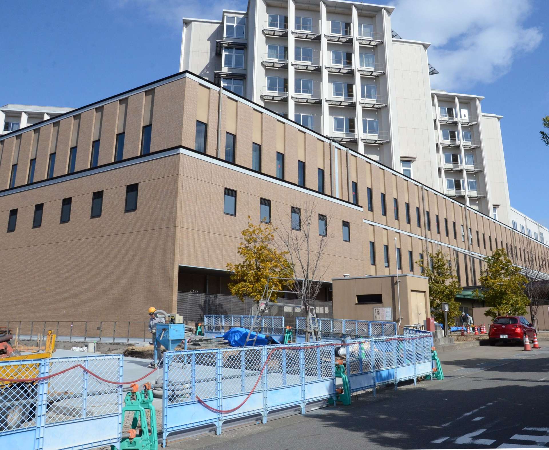鹿児島市立病院の増築棟予定地。敷地内の道路部分に建設される＝同市上荒田町