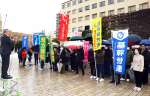 決起集会で賃上げに向け一致団結する労働者＝８日、鹿児島市のみなと大通り公園