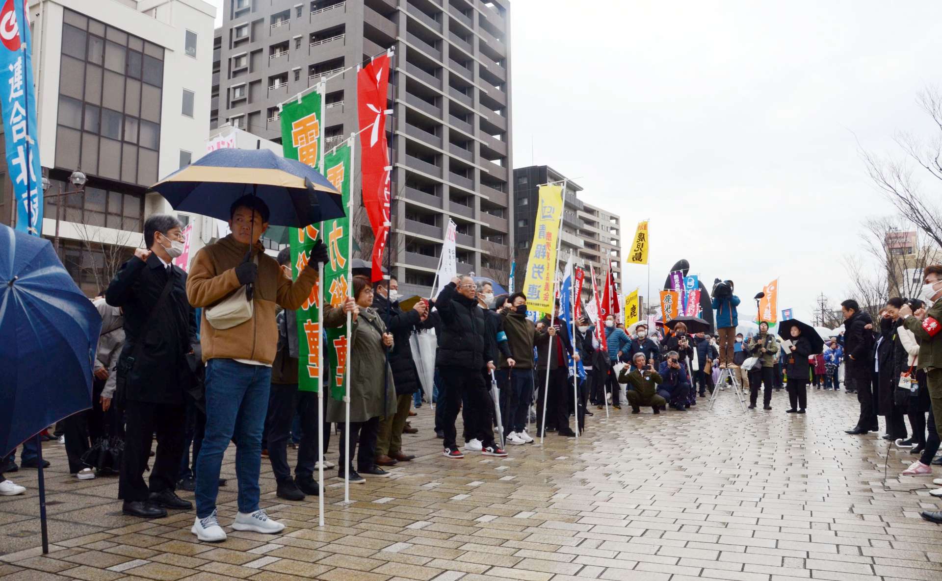 決起集会で「きばっど三唱」する労働者＝８日、鹿児島市のみなと大通り公園
