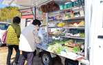 移動販売車の商品を品定めする利用者＝２月下旬、いちき串木野市