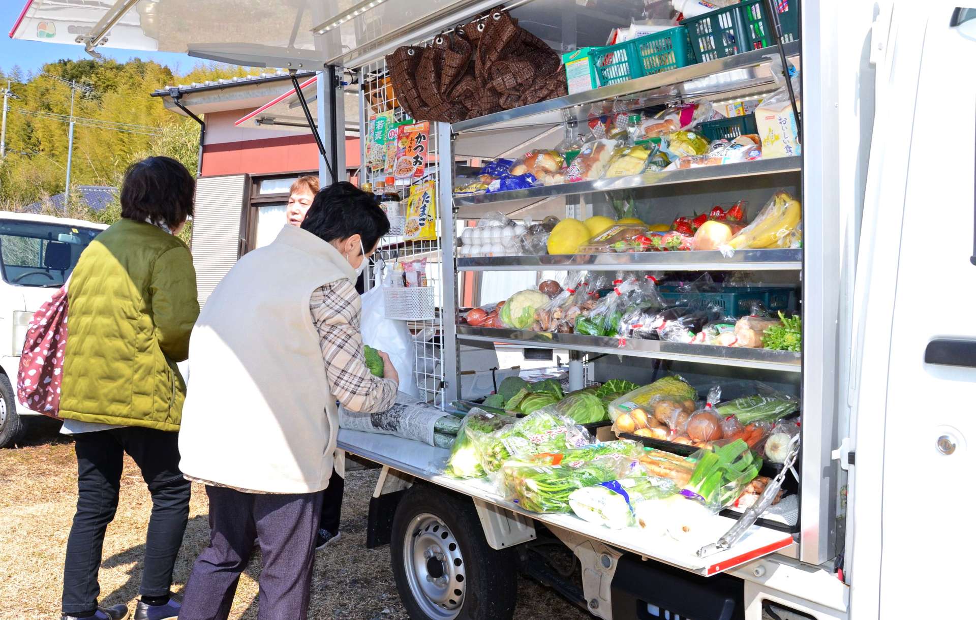 移動販売車の商品を品定めする利用者＝２月下旬、いちき串木野市