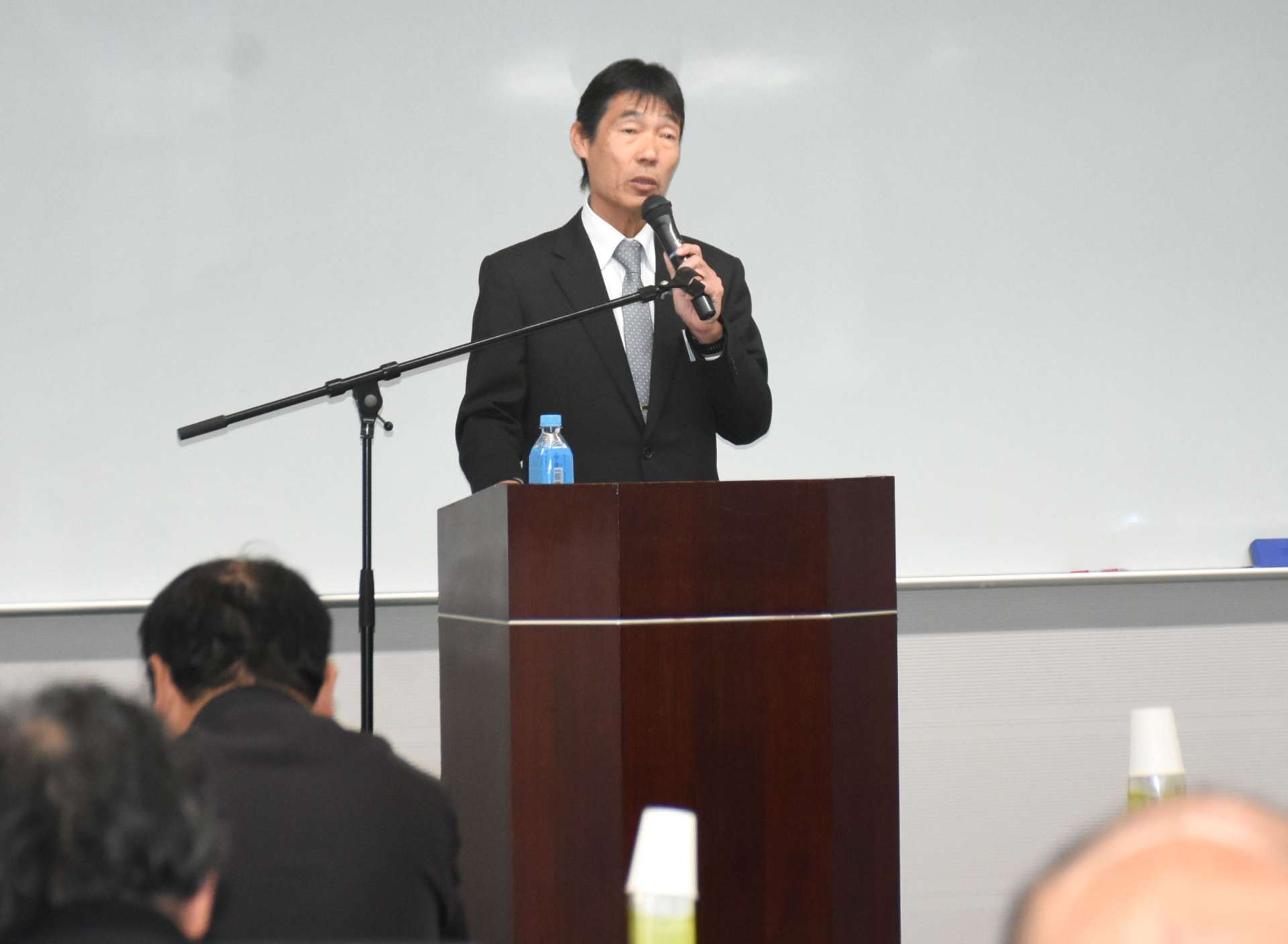 講演する永野義人・鹿児島県大隅地域振興局長＝１１日、鹿屋市