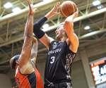 第３クオーター、シュートを放つレブナイズのハームス（３）＝熊本県立総合体育館（©B.LEAGUE）