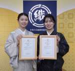 本場大島紬クイーンに選ばれた今村果音さん（左）と西原来海さん＝１５日、鹿児島市の仙巌園