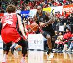 第１クオーター、ドリブルで攻め込むレブナイズのゲインズ＝熊本県立総合体育館（Ｂリーグ提供）