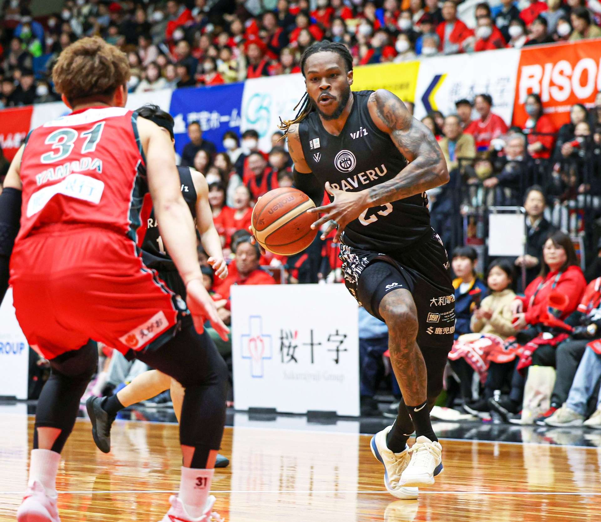 第１クオーター、ドリブルで攻め込むレブナイズのゲインズ＝熊本県立総合体育館（Ｂリーグ提供）