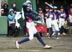 ３回表指宿女子２死、前田が中越え本塁打を放つ＝知覧平和公園