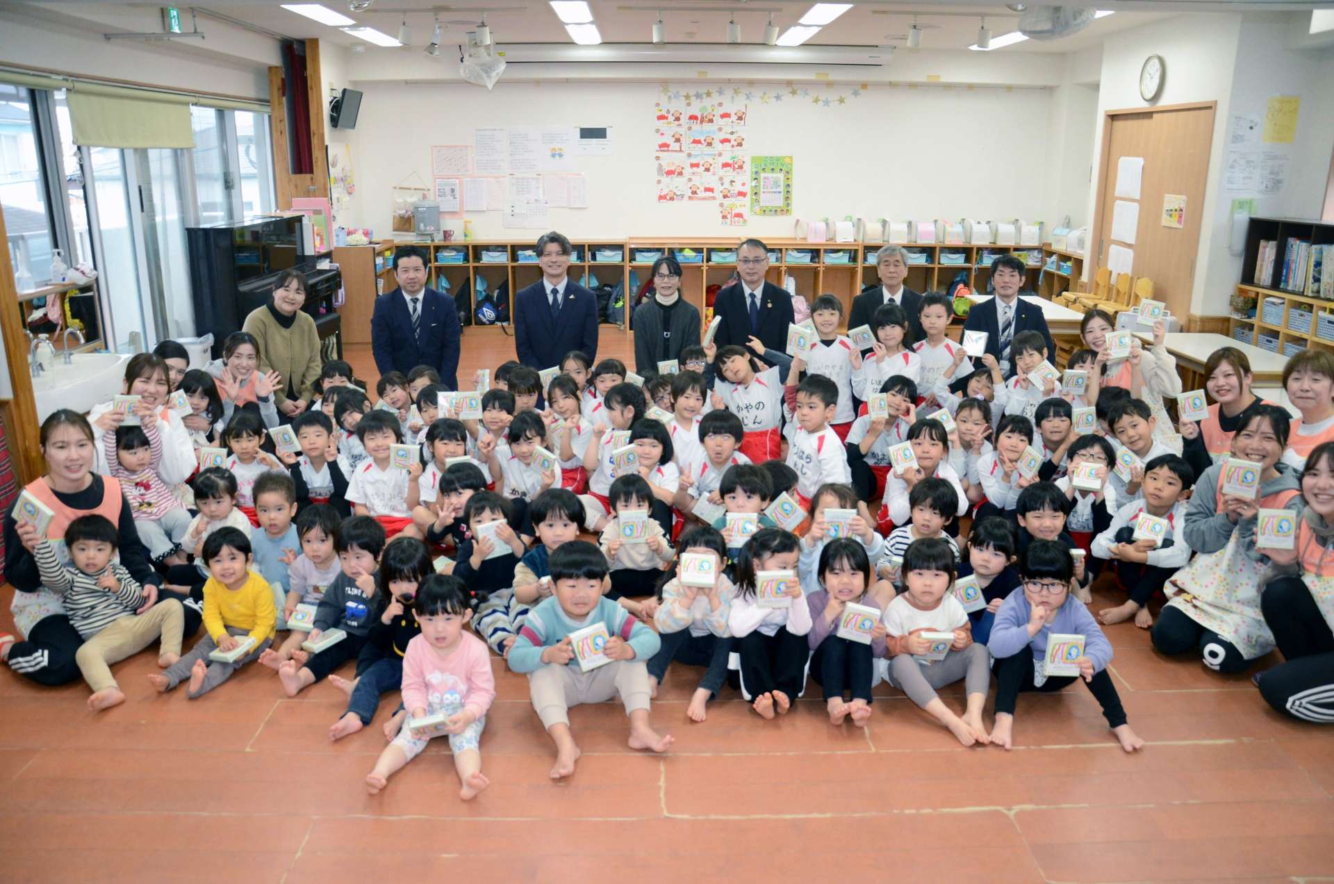 富国生命保険のおやさいクレヨン贈呈式の参加者＝鹿児島市紫原３丁目のわくわく紫原中央保育園