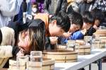 〈昨年の様子から〉ジャンボそば早食い競争に挑む参加者＝出水市高尾野