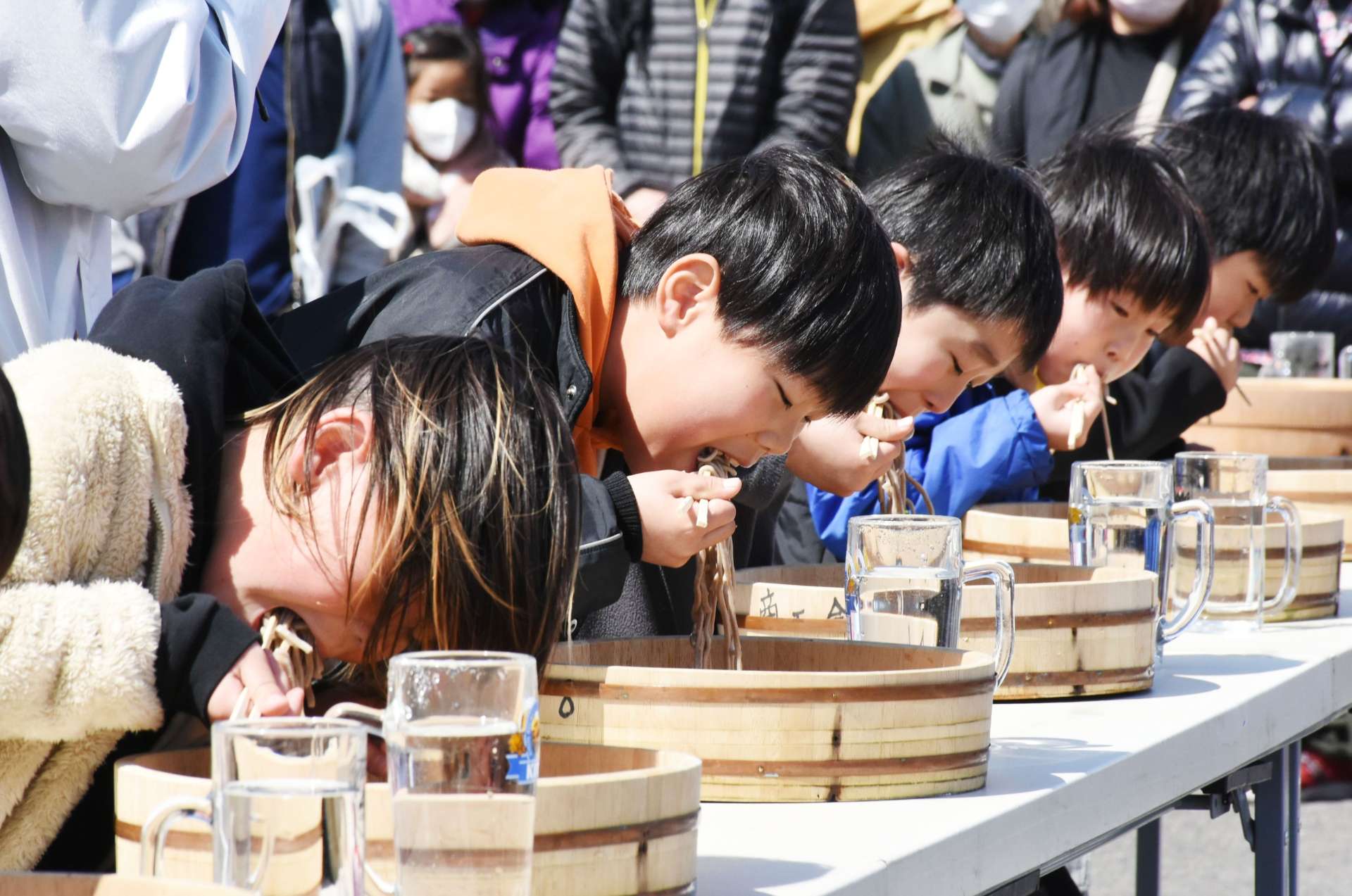 〈昨年の様子から〉ジャンボそば早食い競争に挑む参加者＝出水市高尾野