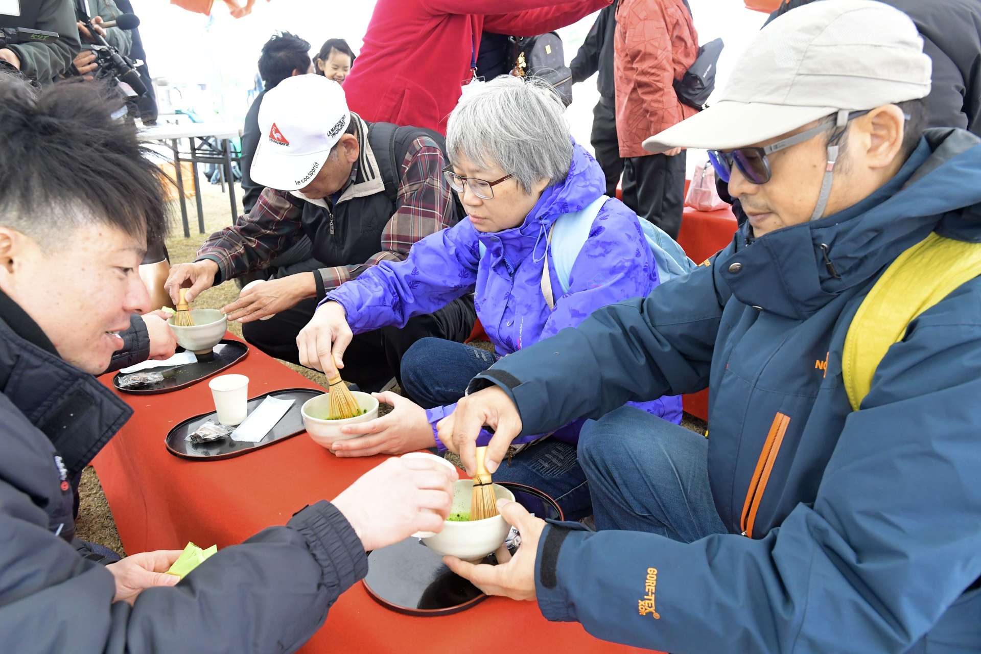 抹茶体験を楽しむクルーズ船の外国人客＝１７日、鹿児島市のマリンポートかごしま
