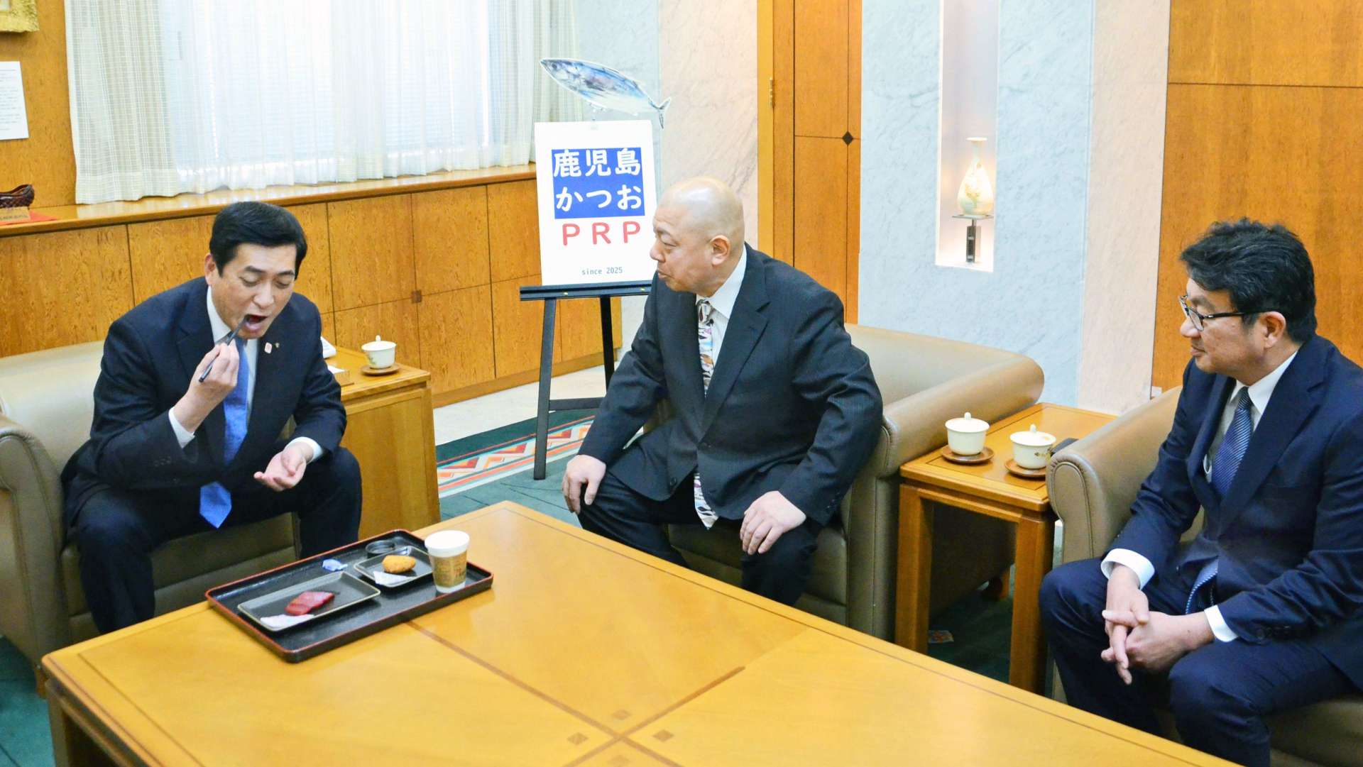 塩田康一知事（左）に、カツオ料理を振る舞う魚類市場の関係者ら＝１７日、県庁