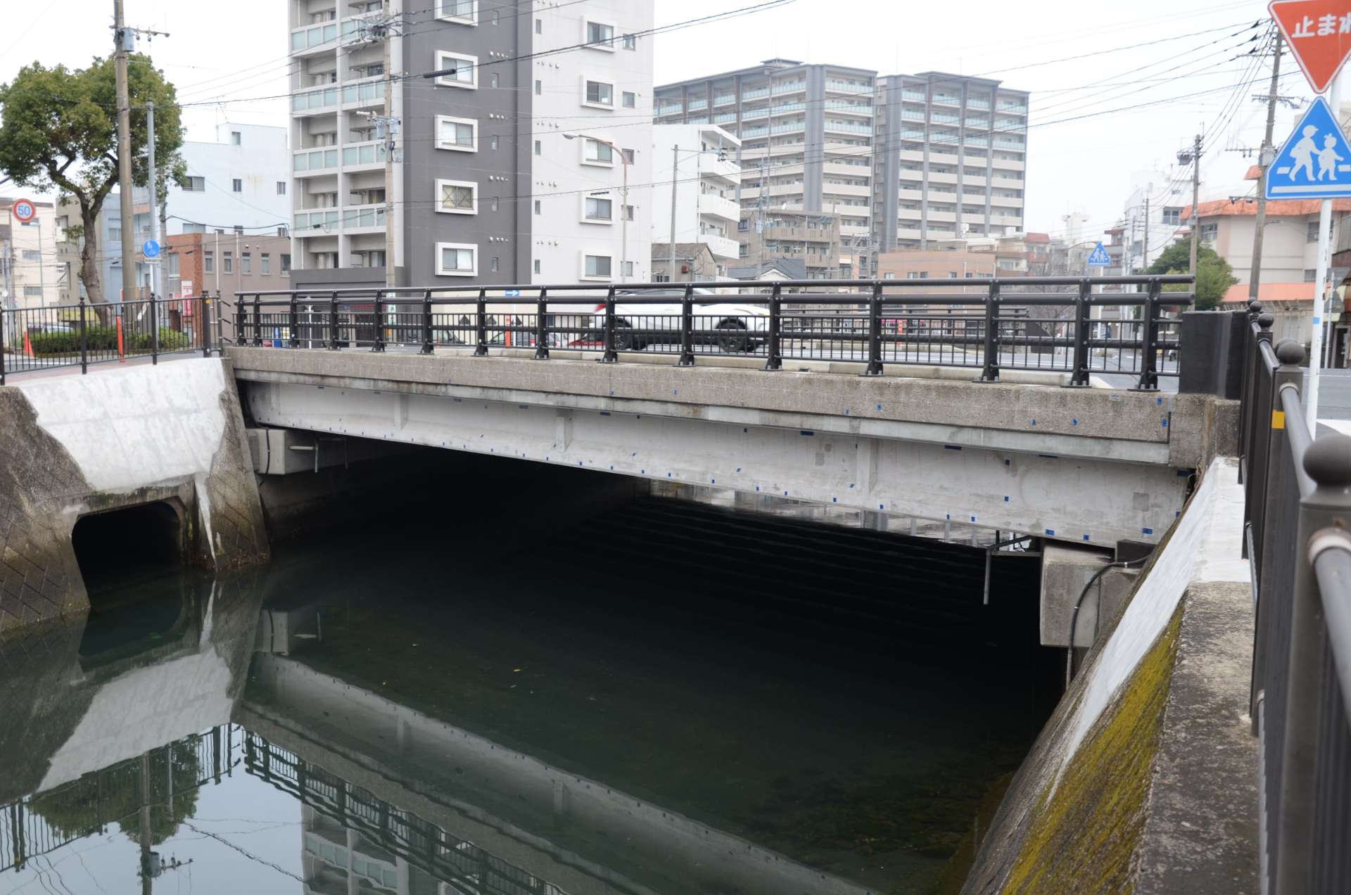 工事完了しなかった管路橋架設予定地に隣接する塩屋橋＝鹿児島市城南町