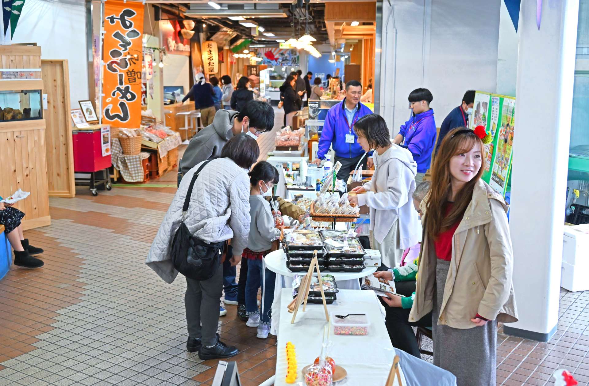 改装１周年イベントでにぎわう館内＝枕崎市の枕崎お魚センター
