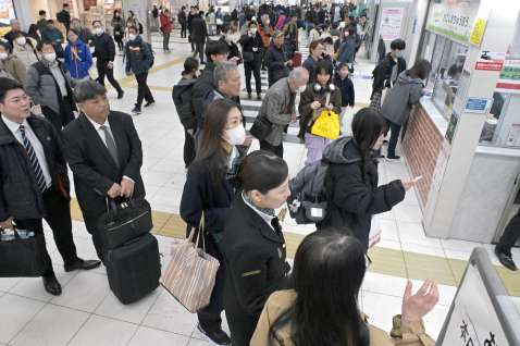 運転再開を前に混雑する新幹線改札口＝１８日午前１０時２０分、鹿児島市のＪＲ鹿児島中央駅