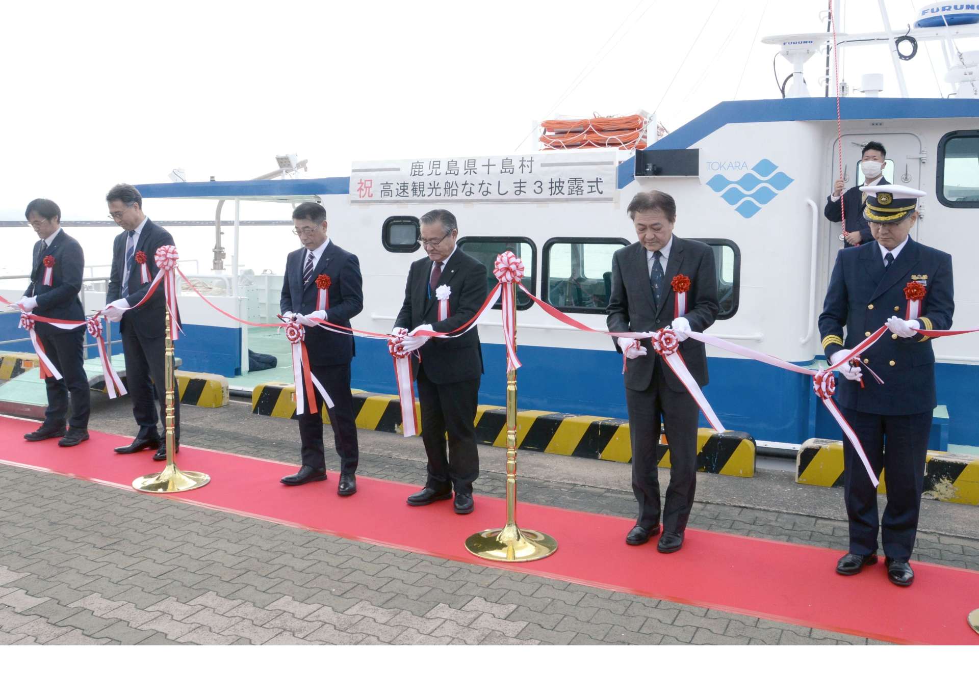 テープカットで就航を祝う関係者＝１８日、鹿児島市の鹿児島港本港区南ふ頭