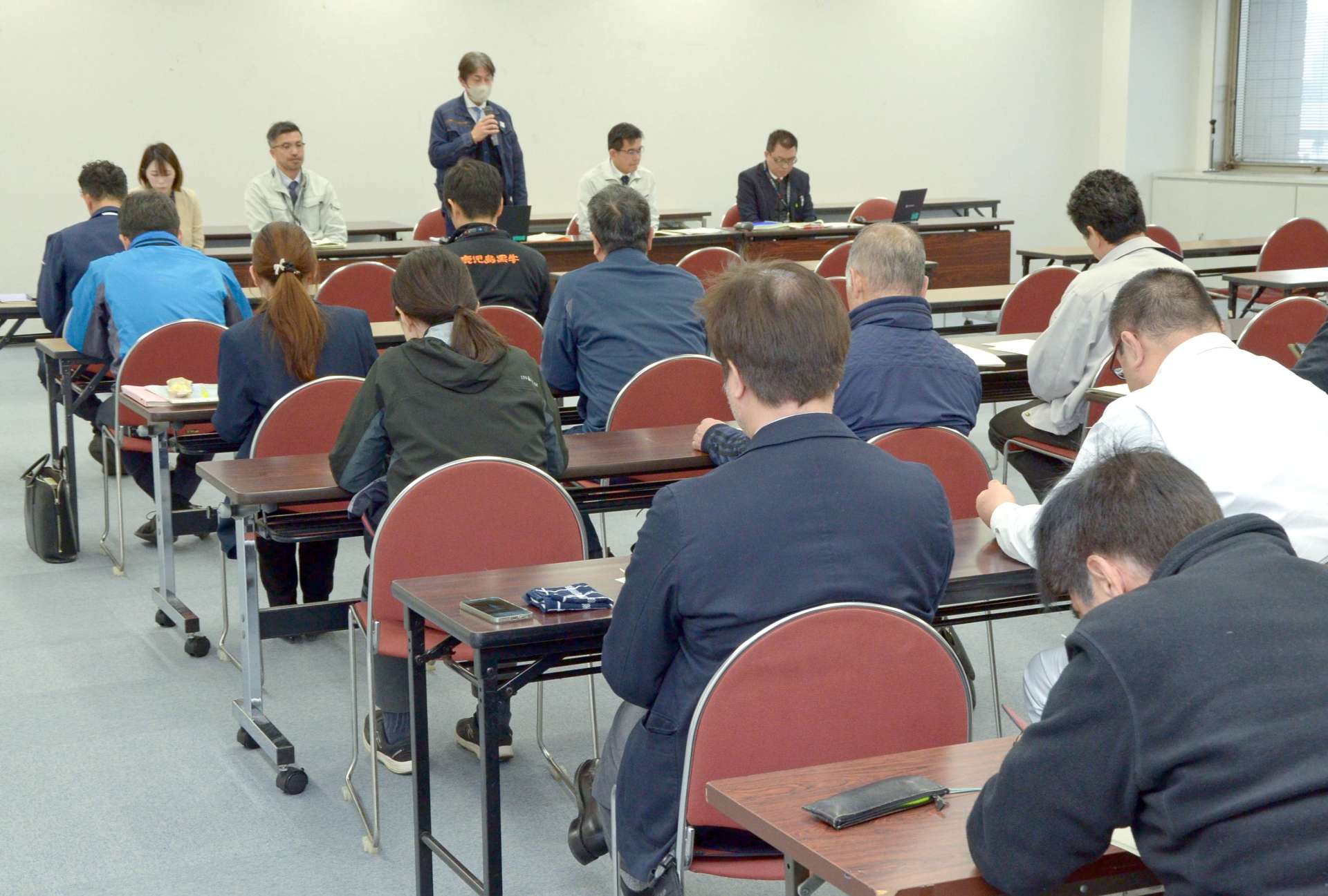 韓国での口蹄疫発生を受け開かれた県の防疫対策会議＝１８日、県庁