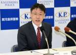 記者の質問に答える岩瀬聡本部長＝１９日、鹿児島市の県警本部