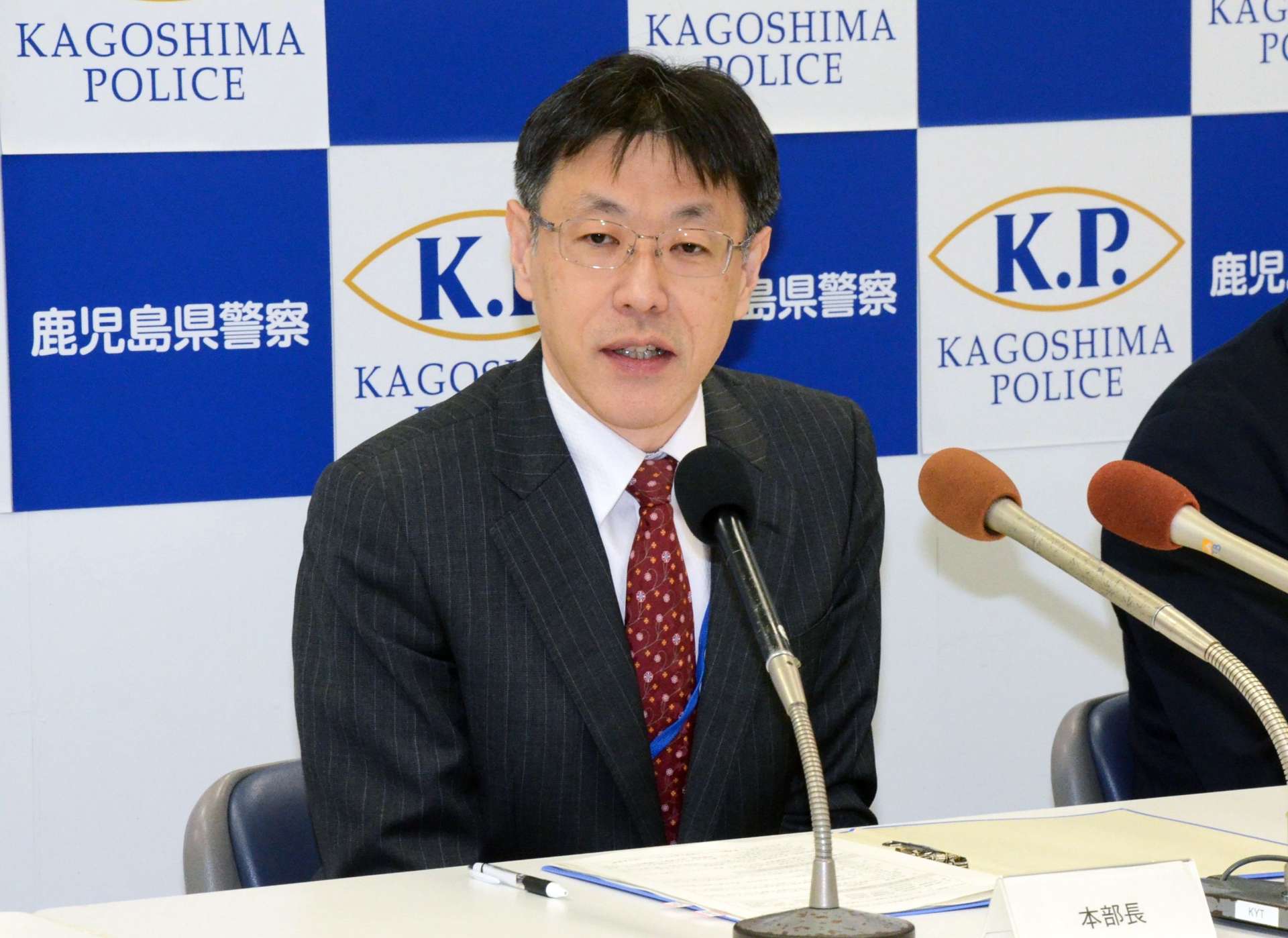 記者の質問に答える岩瀬聡本部長＝１９日、鹿児島市の県警本部