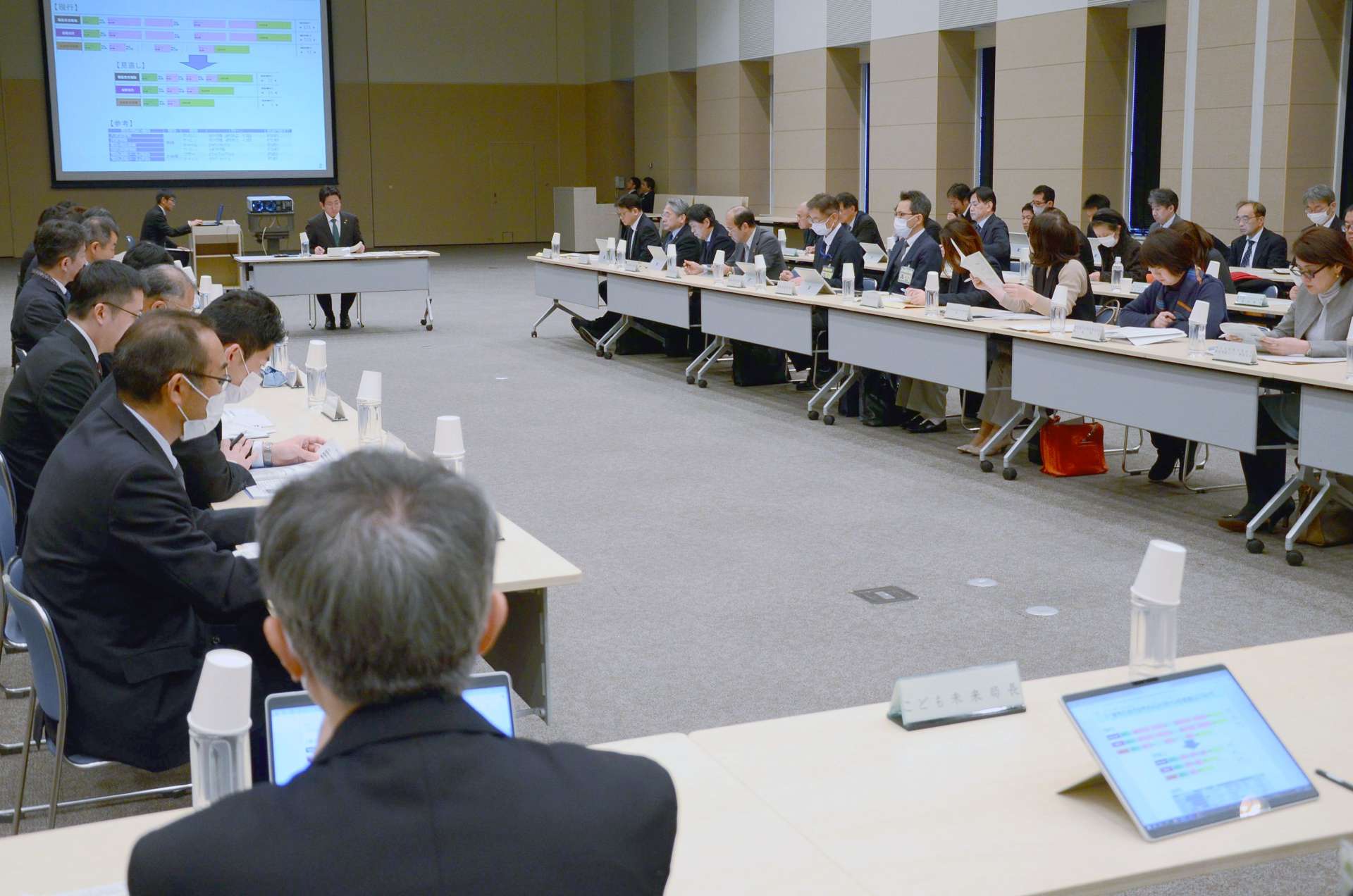 福祉避難所の同時開設などを承認した鹿児島市防災会議＝１９日、同市のカクイックス交流センター