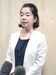 連合鹿児島の推薦決定後、報道陣の取材に応じる尾辻朋実氏＝１９日、鹿児島市