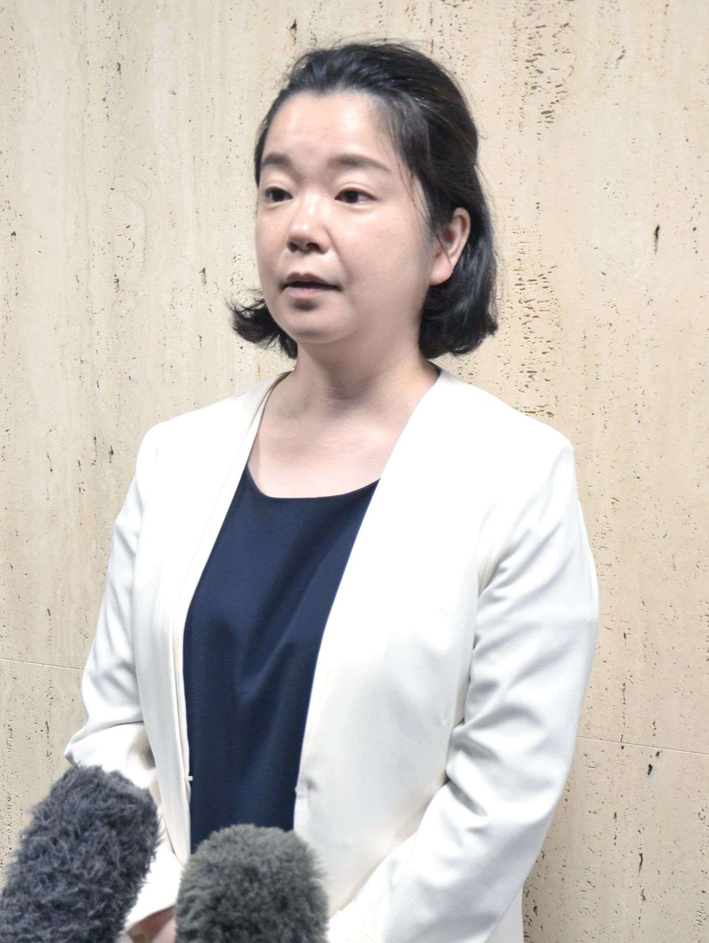 連合鹿児島の推薦決定後、報道陣の取材に応じる尾辻朋実氏＝１９日、鹿児島市