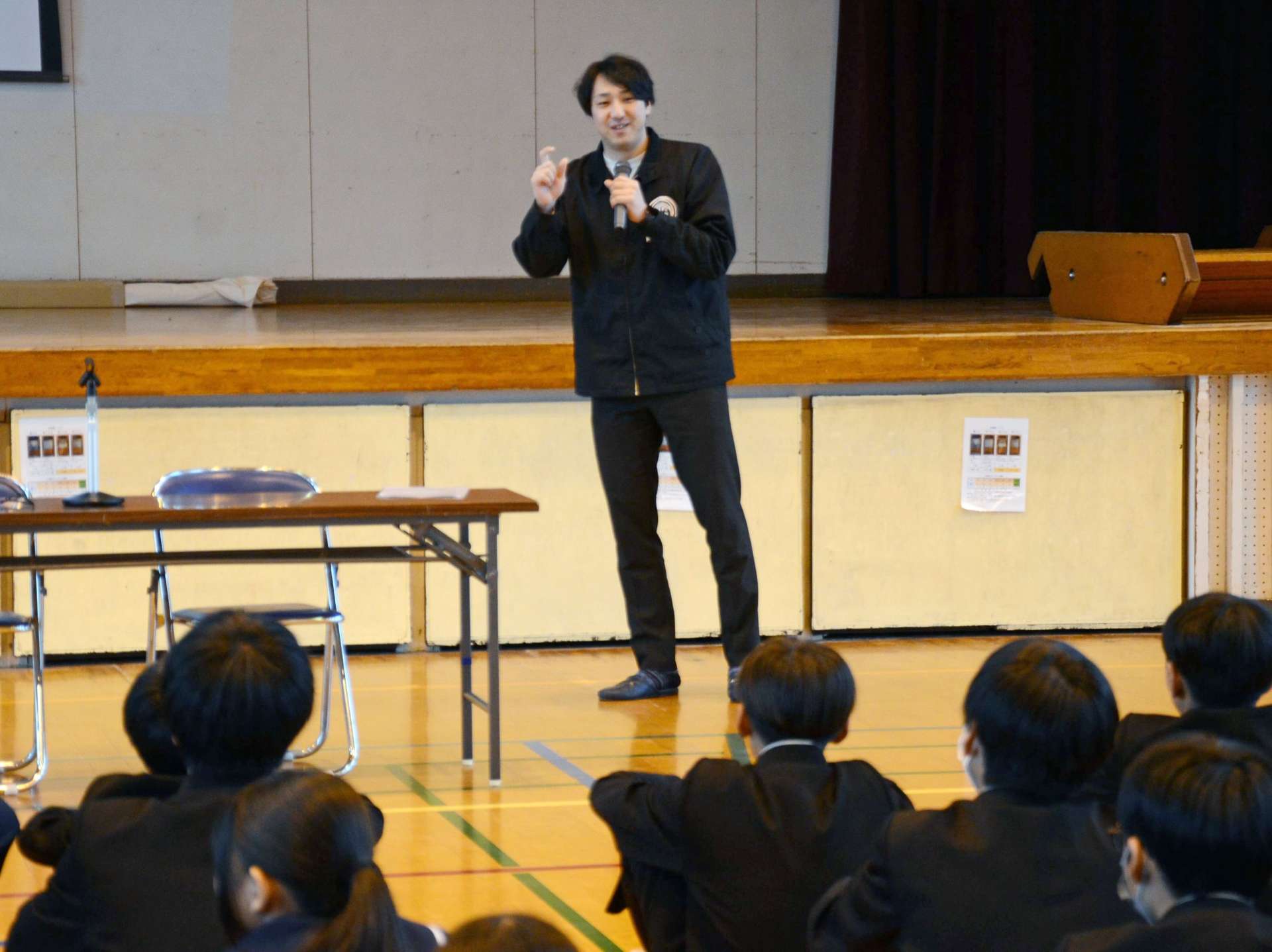 プロになったきっかけを話す鹿児島レブナイズの松崎圭介元選手＝鹿児島市の武岡中学校