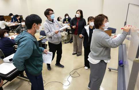 〈関連〉医療や介護現場の暴力やカスハラについて学ぶ参加者ら＝いちき串木野市