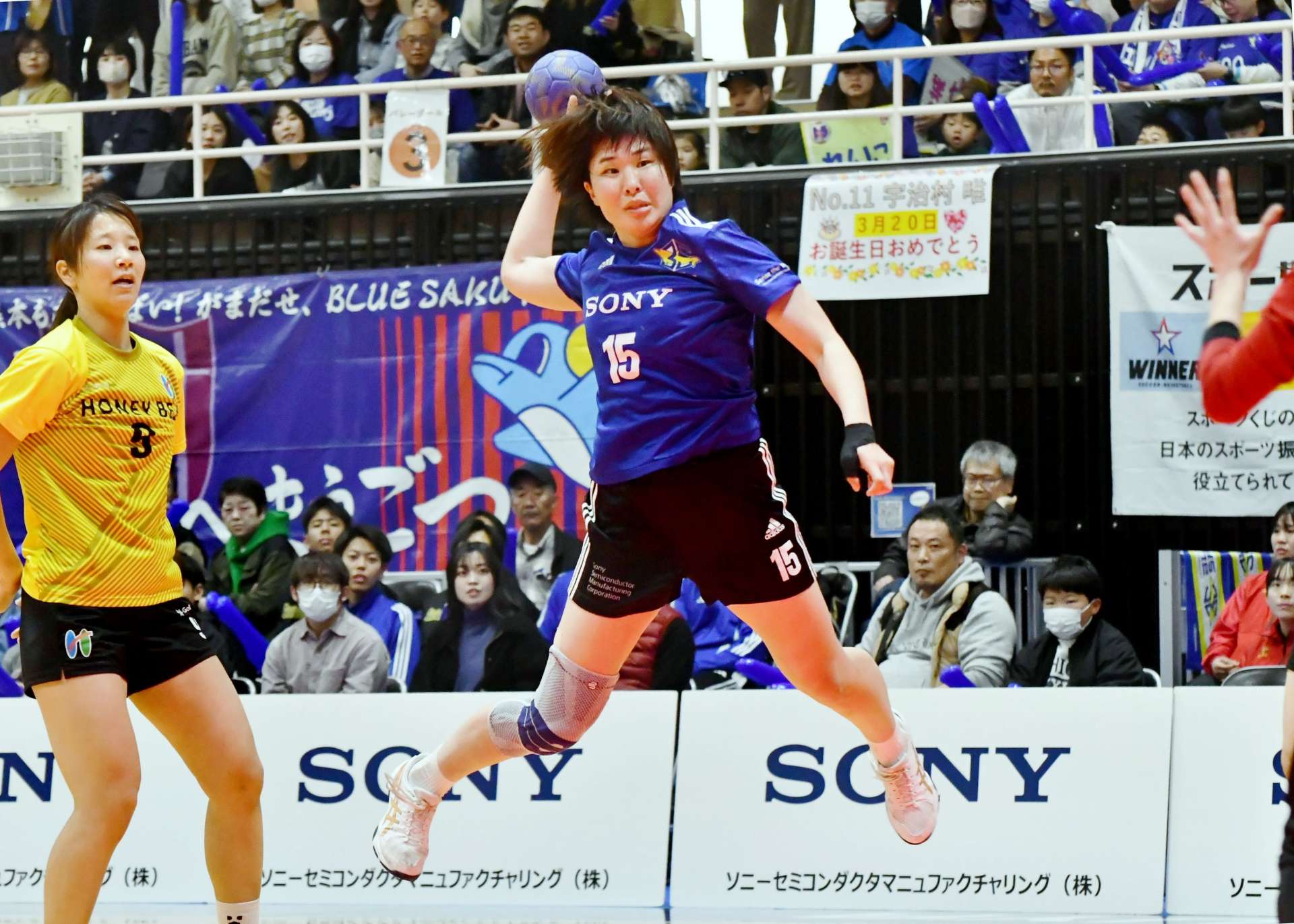 前半、ブルーサクヤの青がシュートを決める＝霧島市の桷志田体育館